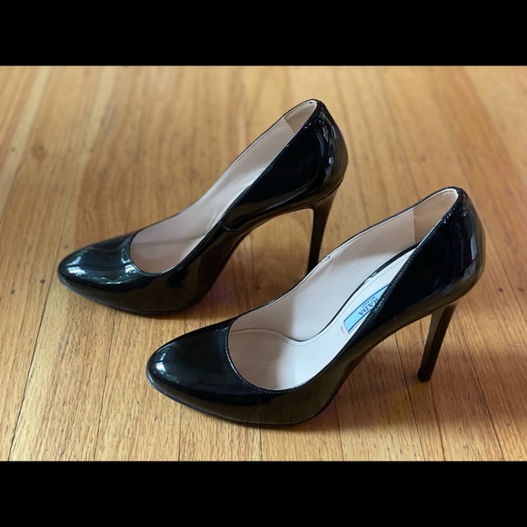 Beautiful Classic Prada Black Patent Leather Heels 4.5 in - Picture 6 of 10